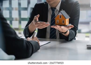  Consulting with a Real Estate Agent 