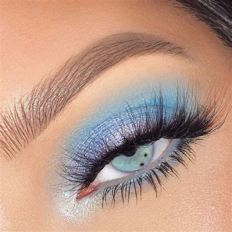  Discovering the Perfect Hue: Enhancing Your Eye Color with Blue Eyeshadow 