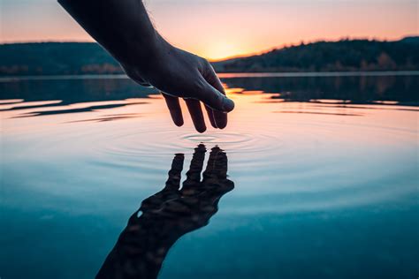 A Reflection of the Mind: The Symbolic Power of an Empty Bath