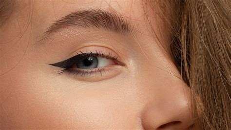 Achieve a Flawless Winged Eyeliner Look