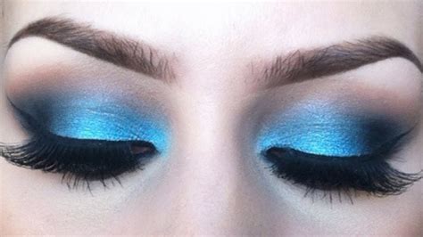 Amp up the drama with bold and vibrant blue eyeshadow looks for evenings