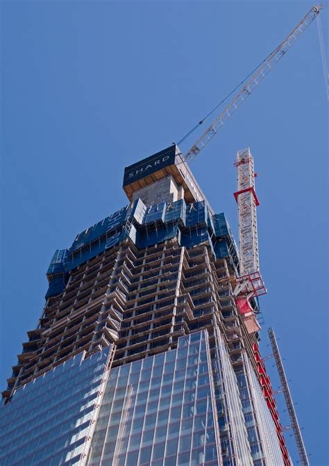 Breaking the limits: The metaphorical interpretation of dismantling a towering building