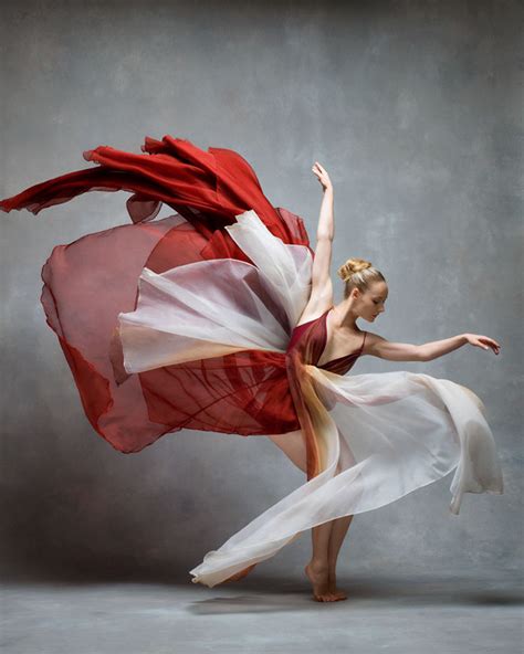 Capturing Breathtaking Images of Graceful Movements in an Exquisite Bridal Gown