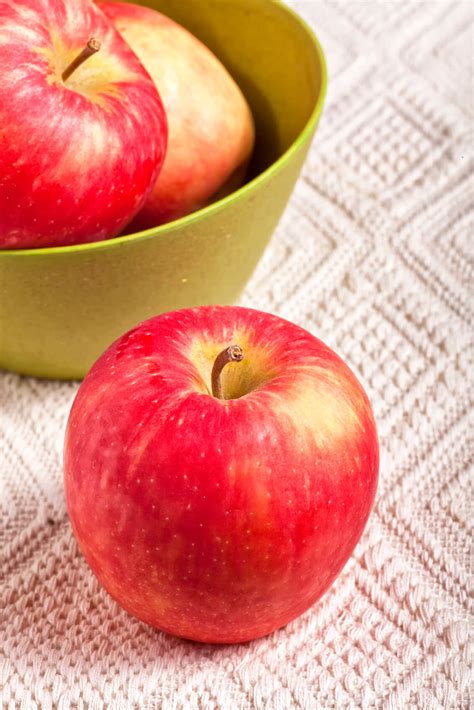 Choosing the Perfect Catch: Expert Advice on Selecting Ripe Apples