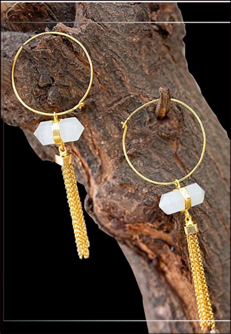 Combining Elegance and Edge: Dangling and Statement Earrings for Unique Piercings