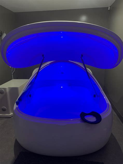 Discovering Various Floatation Techniques: From Traditional Sensory Deprivation Tanks to Open Water Experiences