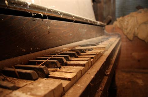 Dream Analysis: The Symbolic Meaning of a Cracked Grand Piano