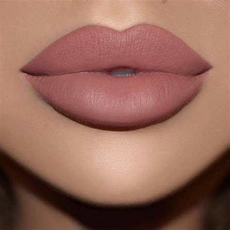 Enhancing Lip Appearance: Effective Makeup Techniques for Creating the Illusion of Voluptuous Lips