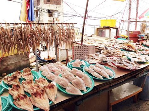 Experience the Thrill and Turmoil of a Traditional Seafood Bazaar