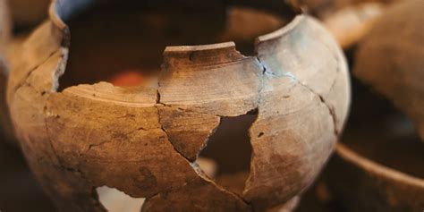 Fragmented Fragments: Deciphering the Significance of the Broken Vessel in Reveries