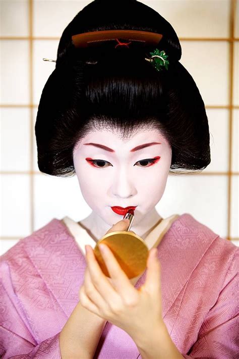 Geisha Makeup: The Secrets of Timeless Beauty