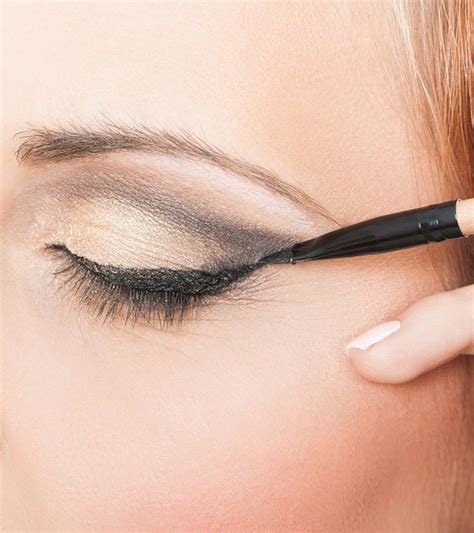 How to Maintain Flawless Eye Makeup: Effective Techniques to Prevent Smudging