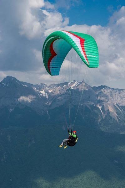 Mastering the Air: The Art and Science of Paragliding