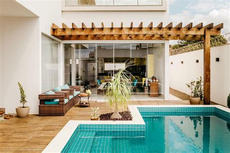 Maximizing Comfort: Enhancing Poolside Experience with Cabanas and Lounge Areas