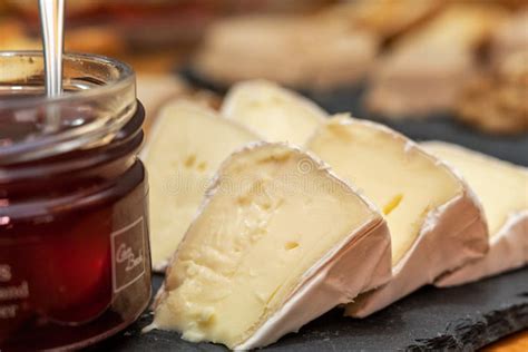 Pairing Jam with Cheese: A Perfect Marriage of Flavors