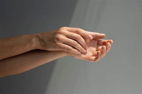 Spiritual Significance: Symbolic Meaning of Peeling Hands in the Realm of Dreams