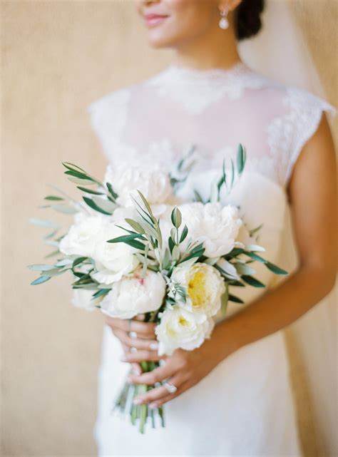 Styling Options: Accessories and Bouquets to Enhance the Sophistication of a Monochrome Bridal Gown