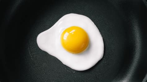 The Key to Perfect Fried Eggs: Selecting the Ideal Pan and Oil