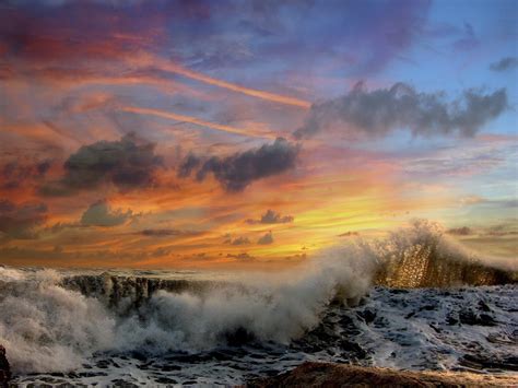 The Magnificence of Crashing Waves: An Enchanting Dream Image