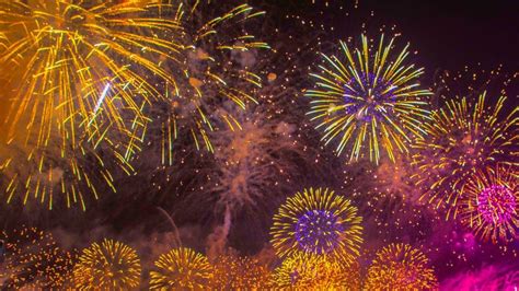 The Symbolic Significance of Luminous Fireworks within the Realm of Dreamscapes