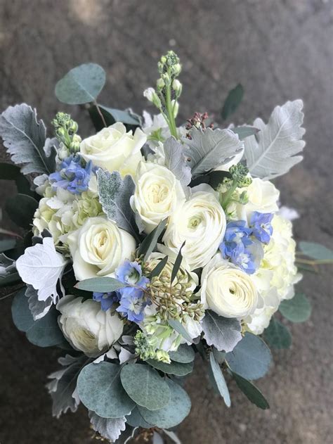 Tips for Creating a Breathtaking Arrangement of Pure Ivory Blooms