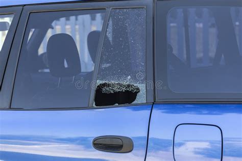 Tips for Gaining Insight and Analyzing Your Dream of a Shattered Vehicle Window