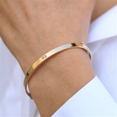 Tips for Selecting the Ideal Gold Bracelet: Superiority, Design, and Fit