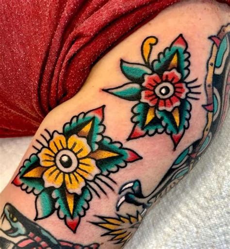 Traditional Flower Tattoos: Timeless Beauty and Classic Aesthetics