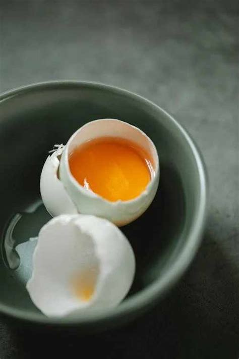 Unraveling the Symbolism of Dreaming About Consuming Uncooked Eggs