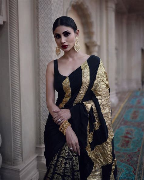 Unveiling the Beauty: Tips for Slaying a Black Saree with Confidence